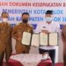 Didampingi Kedua wakil kepala daerah, Wako Solok dan Bupati Solok Selatan menandatangani kesepakatan kerjasama bidang perdagangan dan UKM.(Prokomp)