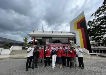 Kepala Unit Humas & kesekretariatan PT semen Padang Nur ANita Rahmawati foto bersama dengan relawan TRC Semen Padang di Plaza kantor Pusat PT Swemen Padang usai melepas bantuan sembako untuk korban bencana banjir bandang di Pasaman, Rabu (16/2/2022)