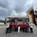 Kepala Unit Humas & kesekretariatan PT semen Padang Nur ANita Rahmawati foto bersama dengan relawan TRC Semen Padang di Plaza kantor Pusat PT Swemen Padang usai melepas bantuan sembako untuk korban bencana banjir bandang di Pasaman, Rabu (16/2/2022)