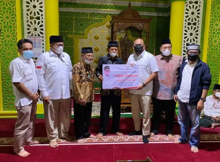 Andre Rosiade didampingi Wakil Bupati Tanahdatar Richi Aprian, Ketua DPRD Tanahdatar Rony Mulyadi Dt Bungsu dan anggota DPRD Tanahdatar dari Dapil 4 Surva Hutri, serta tokoh masyarakat Supayang Khairul Jasmi saat penyerahan bantuan. 