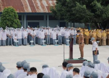 Ramadhani Kirana Putra saat menjadi pembina upacara di SMA N 3 Kota Solok.(Prokomp)