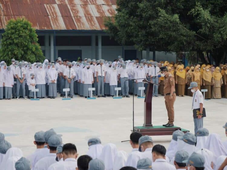 Ramadhani Kirana Putra saat menjadi pembina upacara di SMA N 3 Kota Solok.(Prokomp)