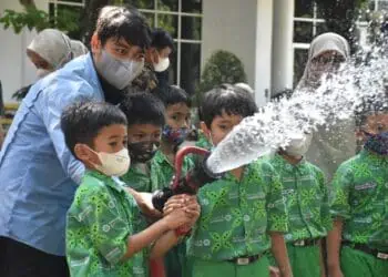 Siswa SD IT Permata Kita tengah mengikuti simulasi pemadaman api bersama BPK Semen Padang di lapangan Parkir Gedung serba Guna semen Padang, Senin (21/2/2022),