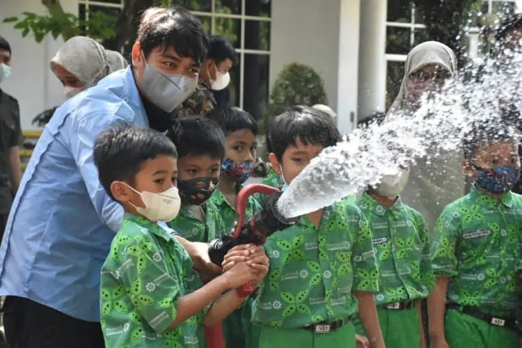 Siswa SD IT Permata Kita tengah mengikuti simulasi pemadaman api bersama BPK Semen Padang di lapangan Parkir Gedung serba Guna semen Padang, Senin (21/2/2022),