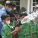 Siswa SD IT Permata Kita tengah mengikuti simulasi pemadaman api bersama BPK Semen Padang di lapangan Parkir Gedung serba Guna semen Padang, Senin (21/2/2022),