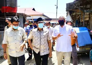 Anggota DPR RI Andre Rosiade didampingi walikota Padang kunjungi Pasar Belimbing.