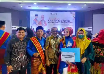 Dua siswa-siswi SMA Semen Padang foto bersama usai pemilihan Duta GenRe dan Duta Educare Kota Padang di Hotel Kiryad Bumi Minang.