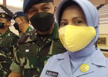 Marsma TNI Dodi Fernando bersama istrinya, Renataheni Fernando.