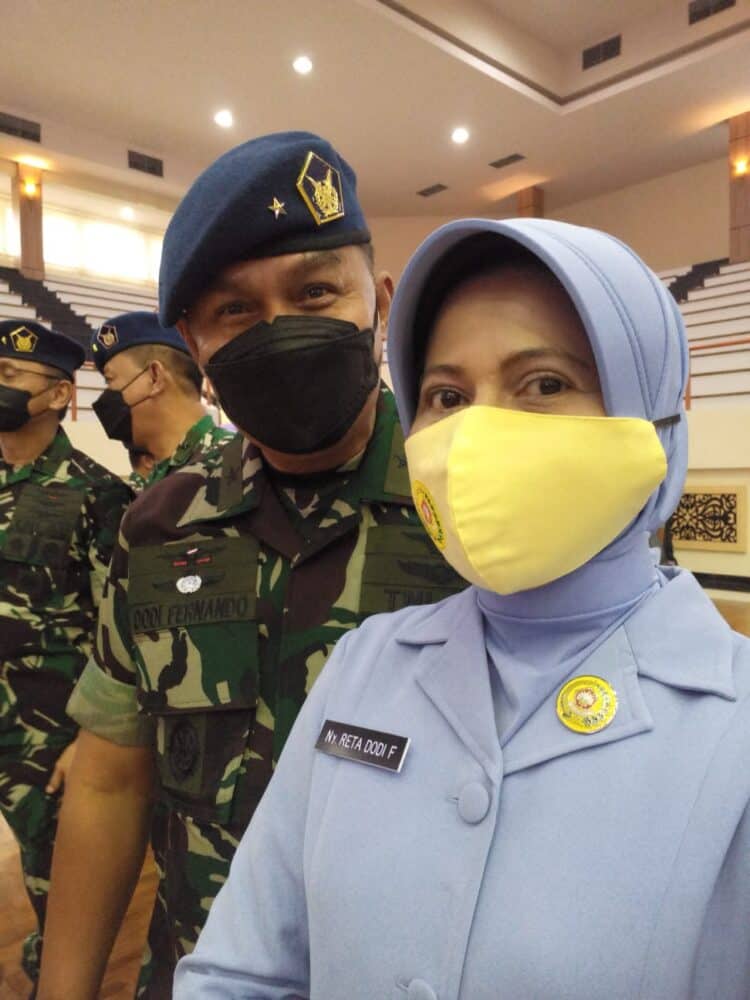 Marsma TNI Dodi Fernando bersama istrinya, Renataheni Fernando.