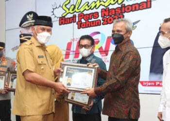 Plt Dirut PT Semen Padang Asri Mukhtar (kanan) menerima penghargaan dari PWI Sumbar yang diserahkan oleh Gubernur Sumbar Mahyeldi Ansharullah, Selasa (22/2/2022)