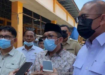 Walikota Padang Hendri Septa (tengah) saat diwawancara wartawan dalam kunjungannya ke Pasar Belimbing bersama Andre Rosiade (kanan)