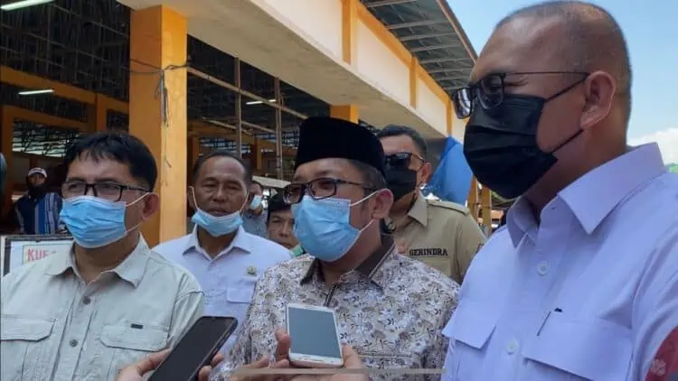 Walikota Padang Hendri Septa (tengah) saat diwawancara wartawan dalam kunjungannya ke Pasar Belimbing bersama Andre Rosiade (kanan)