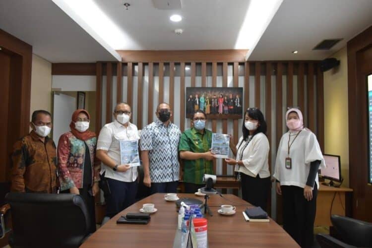 Walikota Padang Hendri Septa (empat dari kiri) didampingi Andre Rosiade (tiga dari kiri) dan sejumlah pejabat Pemko Padang, menyerahkan dokumen pembangunan Fase VII Pasar Raya Padang kepada Dirjen Cipta Karya Kementerian PUPR Diana Kusumastuti di Jakarta.
