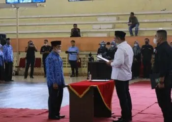 Bupati Solok, H. Epyardi Asda mengambil sumpah jabatan ratusan kepala UPT di Kabupaten Solok.(Ist)