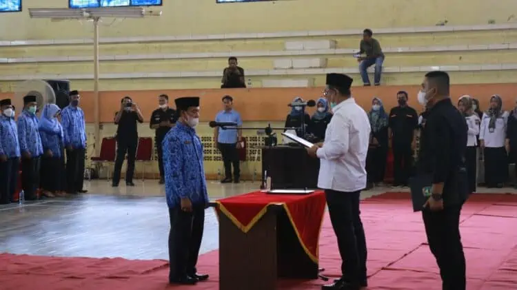 Bupati Solok, H. Epyardi Asda mengambil sumpah jabatan ratusan kepala UPT di Kabupaten Solok.(Ist)