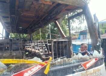 Kondisi bus pariwisata yang hangus terbakar di Kabupaten Solok.(Ist)