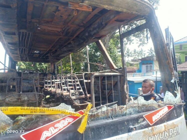 Kondisi bus pariwisata yang hangus terbakar di Kabupaten Solok.(Ist)