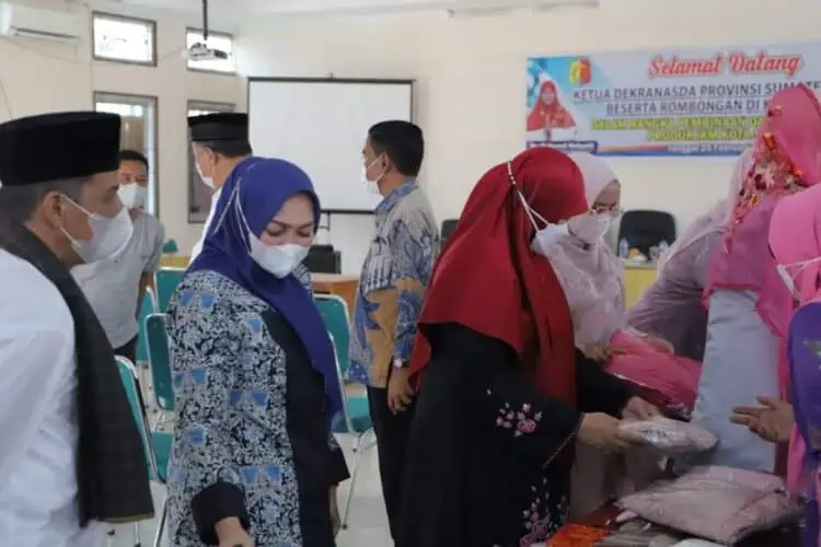 Ketua Dekranasda Sumbar, Hj.Harnelli saat melakukan identifikasi produk IKM Kota Solok.(Prokomp)