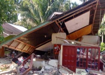 salah satu rumah warga di Nagari Kajai yang rusak akibat gempa 6,2 SR