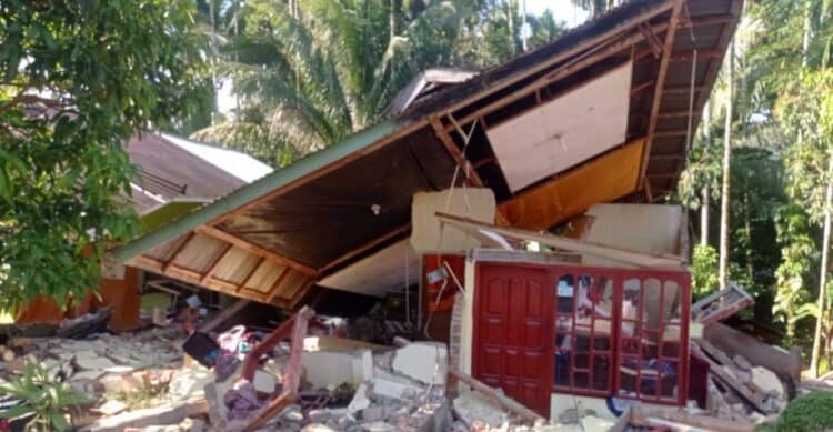 salah satu rumah warga di Nagari Kajai yang rusak akibat gempa 6,2 SR
