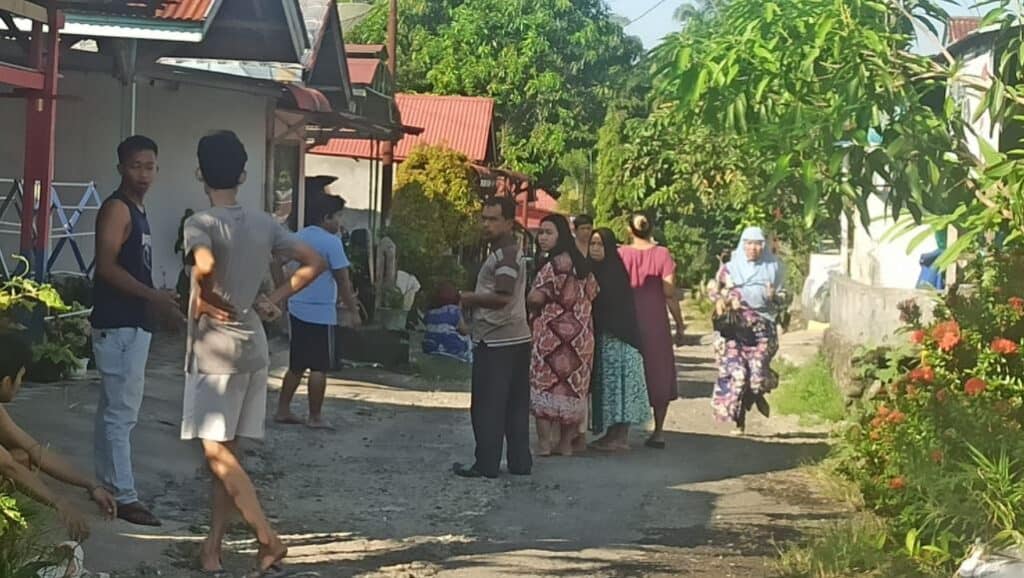 warga keluar rumah saat gempa pasbar, Juamat pagi