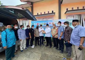 Rektor UNP Serahkan Bantuan untuk Bencana Gempa Pasaman