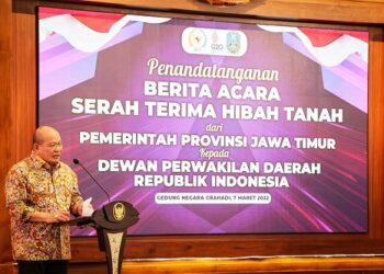 Ketua DPD RI, AA LaNyalla Mahmud Mattalitti bersama Gubernur Jatim, Khofifah Indar Parawansa pada acara Serah Terima Hibah Tanah dari Pemprov Jatim kepada DPD RI di Gedung Negara Grahadi, Senin (7/3/2022).