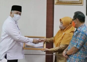 Wali Kota Solok, H. Zul Elfian Umar memberikan penghargaan bagi sekolah peraih adiwiyata tingkat Kota Solok.(Prokomp)