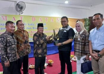 Pengurus IKPM Provinsi Bali menyerahkan cinderamata kepada Bupati Solok.(Ist)