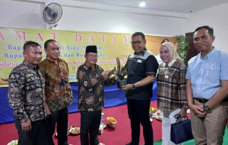 Pengurus IKPM Provinsi Bali menyerahkan cinderamata kepada Bupati Solok.(Ist)