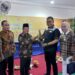 Pengurus IKPM Provinsi Bali menyerahkan cinderamata kepada Bupati Solok.(Ist)
