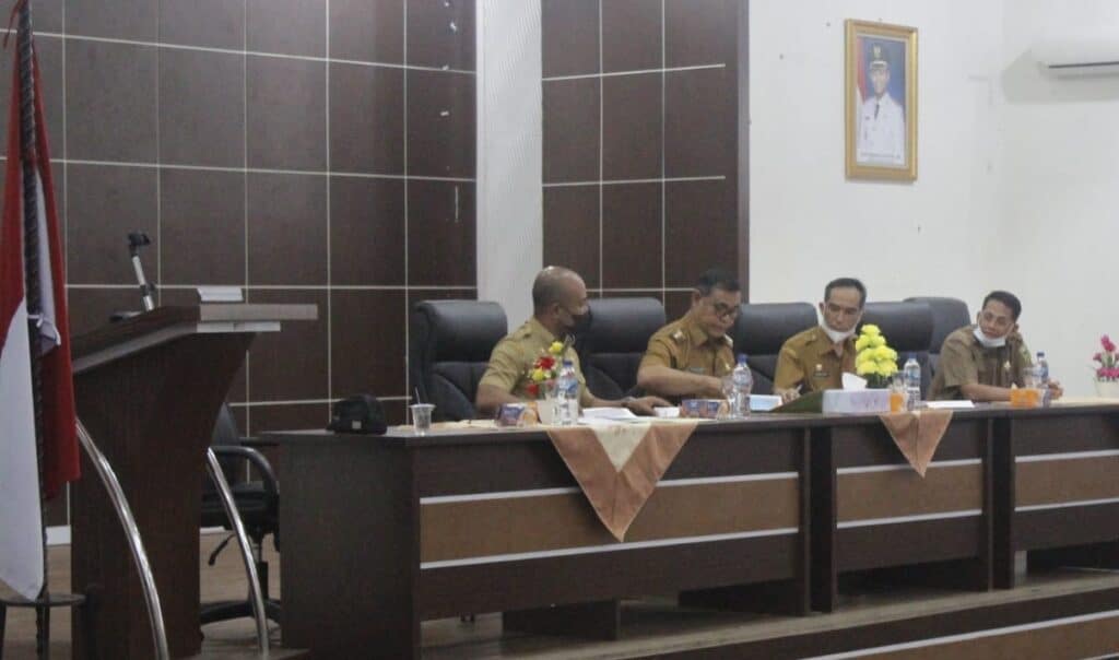 Bupati Solok, H. Epyardi Asda saat rapat evaluasi bersama OPD terkait di Arosuka.(Ist)