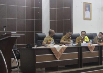 Bupati Solok, H. Epyardi Asda saat rapat evaluasi bersama OPD terkait di Arosuka.(Ist)