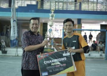 Bupati Pessel (Pesisir Selatan), Rusma Yul Anwar resmi menutup turnamen Futsal Bupati Cup I U-20 se- Pessel, Minggu 6 Maret 2022.