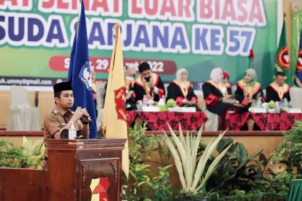 Wakil Wali Kota Solok, Ramadhani Kirana Putra yang juga lulusan UMMY Solok saat memberikan sambutan dan motivasi dalam wisuda ke-57 di Gedung Kubuang Tigo Baleh.(Prokomp)