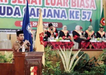 Wakil Wali Kota Solok, Ramadhani Kirana Putra yang juga lulusan UMMY Solok saat memberikan sambutan dan motivasi dalam wisuda ke-57 di Gedung Kubuang Tigo Baleh.(Prokomp)