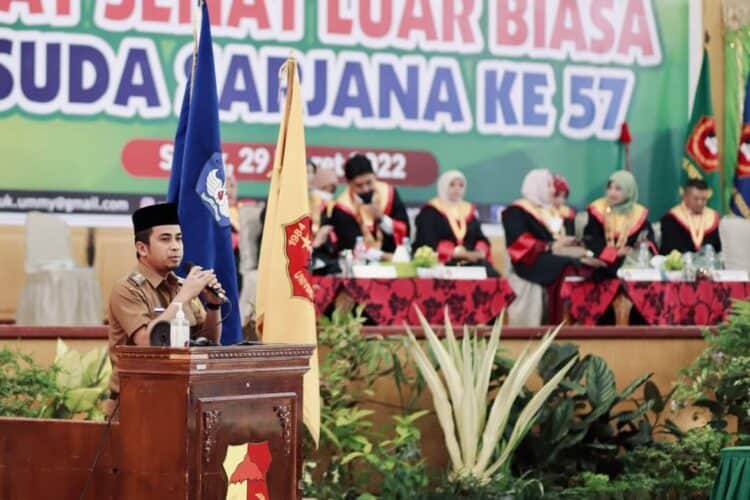 Wakil Wali Kota Solok, Ramadhani Kirana Putra yang juga lulusan UMMY Solok saat memberikan sambutan dan motivasi dalam wisuda ke-57 di Gedung Kubuang Tigo Baleh.(Prokomp)