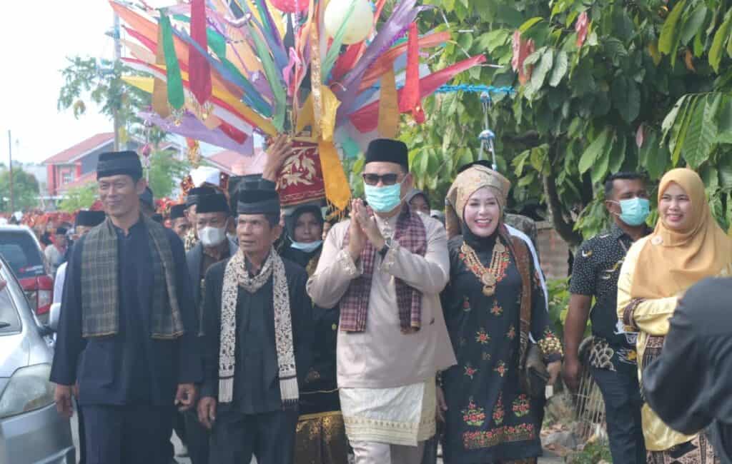 Bupati Solok, H. Epyardi Asda bersama ketua TP-PKK, Ny. Emiko saat bersama masyarakat dalam pawai budaya di Singkarak.(Ist)