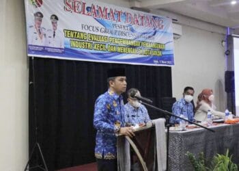 Wakil Wali Kota Solok, Ramadhani Kirana utra membuka evaluasi pengembangan IKM Kota Solok di Hotel Taufina.(Prokomp)