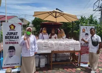 Kegiatan Jumat berkah bersama Gerindra dengan membagi-bagikan nasi kotak untuk jamaah Masjid Al Munawwarah, Kelurahan Surau Gadang, Kecamatan Nanggalo, Kota Padang, Jumat (4/3).