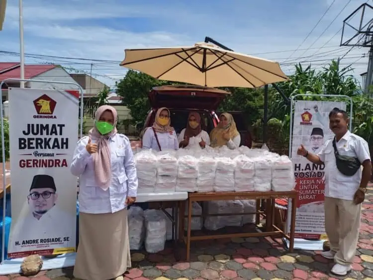 Kegiatan Jumat berkah bersama Gerindra dengan membagi-bagikan nasi kotak untuk jamaah Masjid Al Munawwarah, Kelurahan Surau Gadang, Kecamatan Nanggalo, Kota Padang, Jumat (4/3).