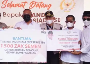 Anggota DPR RI Andre Rosiade (dua dari kiri), Plt Dirut PT Semen Padang Asri Mukhtar (dua dari kanan) pada acara penyaluran bantuan sebanyak 1.500 zak semen dari SIG yang tergabung dalam 10 BUMN  kepada Bupati Pasbar Hamsuardi, di Kajai, Kecamatan Talamau, Pasaman Barat.