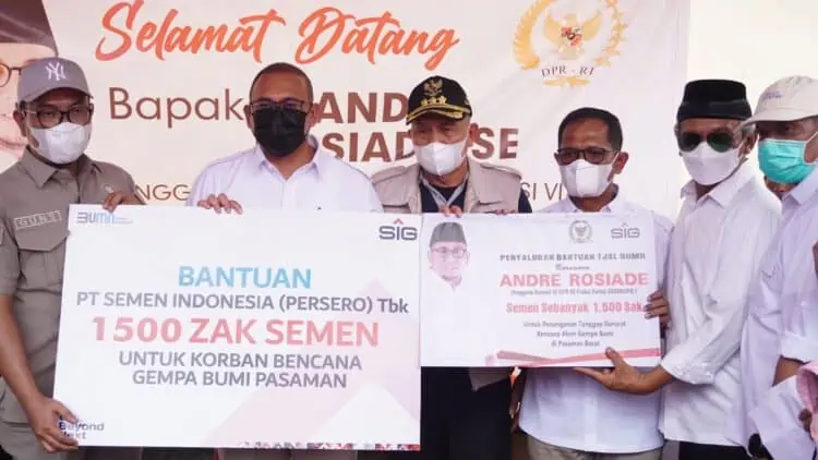 Anggota DPR RI Andre Rosiade (dua dari kiri), Plt Dirut PT Semen Padang Asri Mukhtar (dua dari kanan) pada acara penyaluran bantuan sebanyak 1.500 zak semen dari SIG yang tergabung dalam 10 BUMN  kepada Bupati Pasbar Hamsuardi, di Kajai, Kecamatan Talamau, Pasaman Barat.