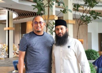 Andre Rosiade foto bersama denga 
Ustaz Syafiq Basamalah (kanan) saat Safari Dakwah di beberapa titik di Sumbar beberapa waktu lalu.