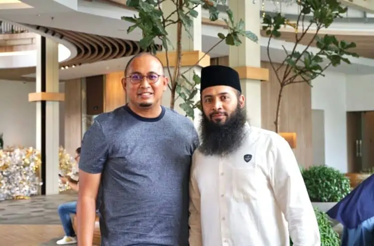 Andre Rosiade foto bersama denga 
Ustaz Syafiq Basamalah (kanan) saat Safari Dakwah di beberapa titik di Sumbar beberapa waktu lalu.