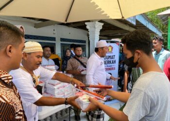 Pembagian nasi kotak Jumat Berkah di Masjid Al Muhsinin, Jalan Kasik Lolo, Kelurahan Gunung Sarik, Kecamatan Kuranji, Kota Padang, Jumat (11/3)