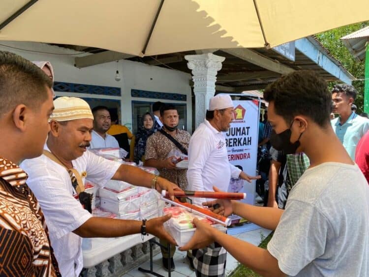 Pembagian nasi kotak Jumat Berkah di Masjid Al Muhsinin, Jalan Kasik Lolo, Kelurahan Gunung Sarik, Kecamatan Kuranji, Kota Padang, Jumat (11/3)