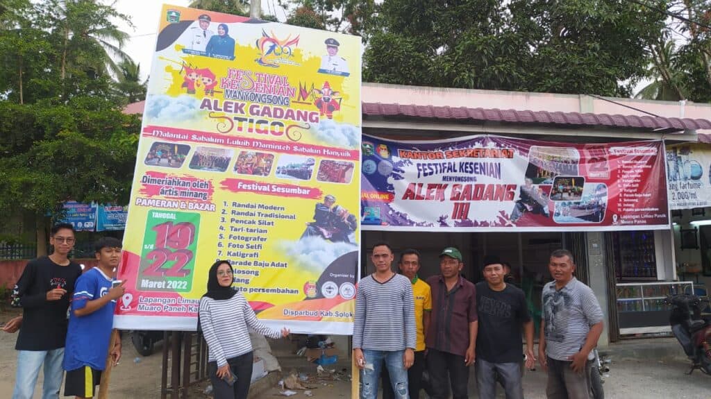 Panitia terus melakukan persiapan jelang pelaksanaan festival Kesenian Alek Gadang III di Nagari Muaro Paneh, Kabupaten Solok.(Klikpositif)