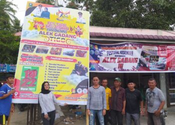 Panitia terus melakukan persiapan jelang pelaksanaan festival Kesenian Alek Gadang III di Nagari Muaro Paneh, Kabupaten Solok.(Klikpositif)