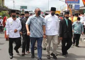 Andre Rosiade bersama Walikota dab Wakil aikota Bukittinggi serta sejumlah anggota DPRD Bukittinggi menghadiri peletakkan batu pertama pembangunan  kembali Masjid Jami' Tarok.